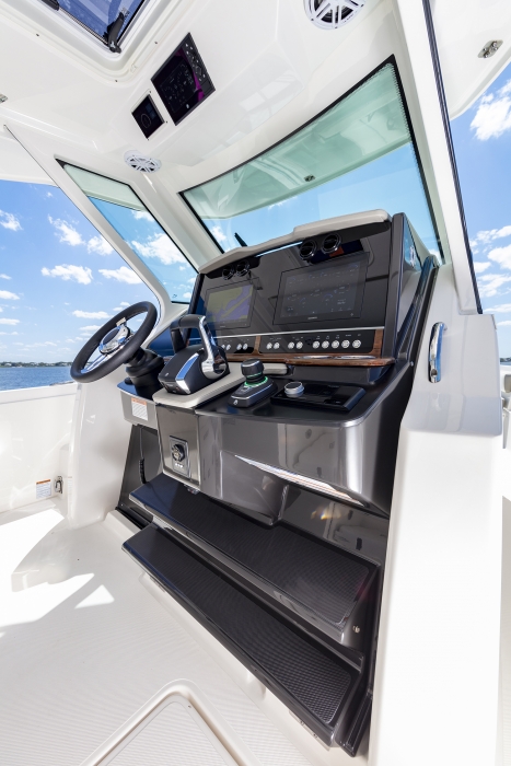 Tiara Yachts 34 LS | Helm Console