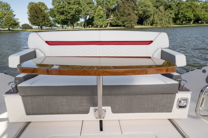 Sliding bench seat with high-gloss teak table