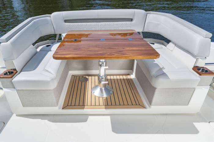 Tiara Yachts 38 LS | Rotating U-lounge with high-gloss teak table
