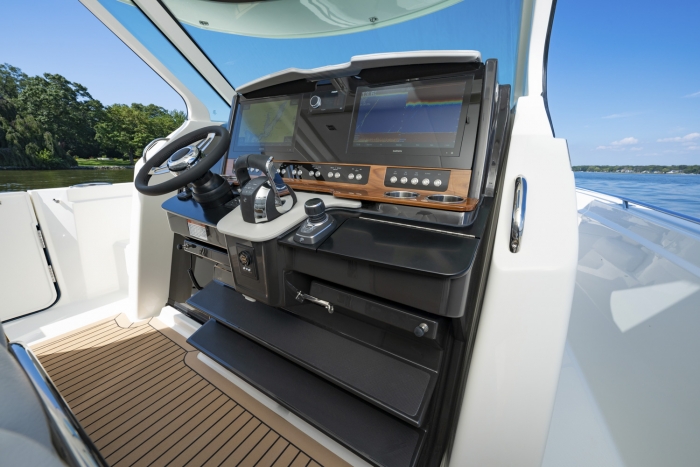Tiara Yachts 38 LS | Helm Console