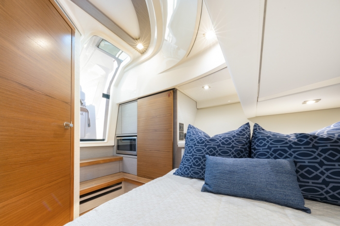 Tiara Yachts 38 LS | Interior cabin