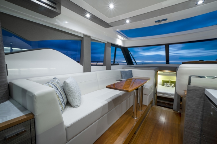 Tiara yachts 39 Coupe | Starboard salon