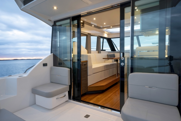 Tiara yachts 39 Coupe | Aft and Salon