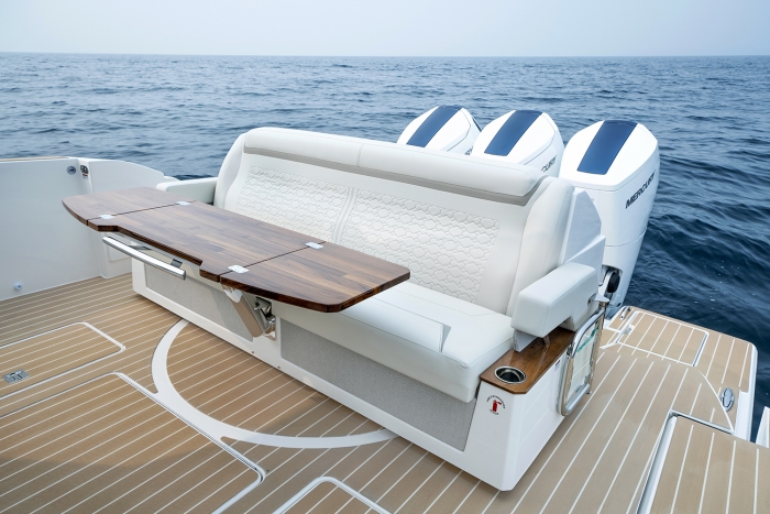 Tiara Yachts 48 LE | Rotating lounge module with Signature Upholstery package: Whitewater