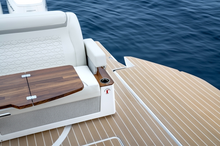 Tiara Yachts 48 LE | Rotating Lounge module with deployed terrace