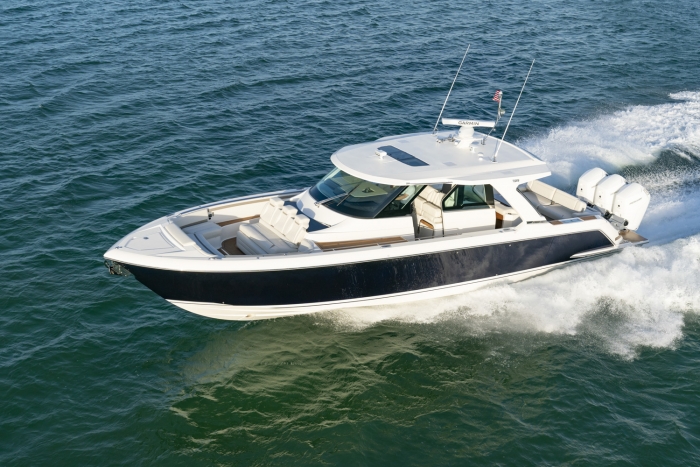 Tiara yachts 48 LS | Hull Color: Tanzanite