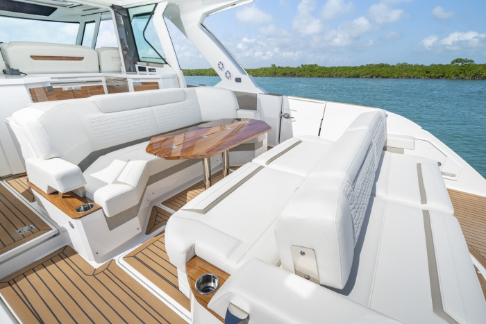 Tiara yachts 48 LS | Aft cockpit with U-lounge and euro chaise module