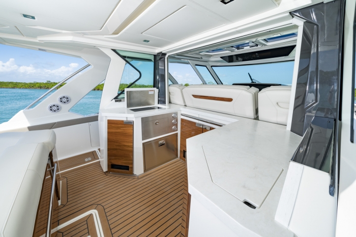 Tiara yachts 48 LS | Mid-cockpit galley