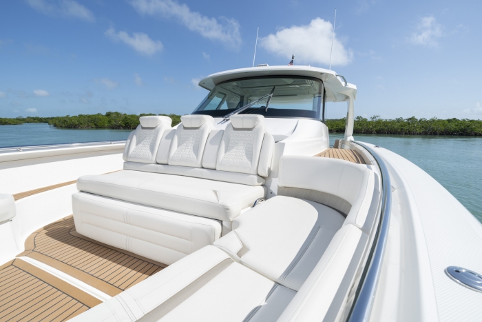 Tiara yachts 48 LS | Forward Facing Euro chaise lounge