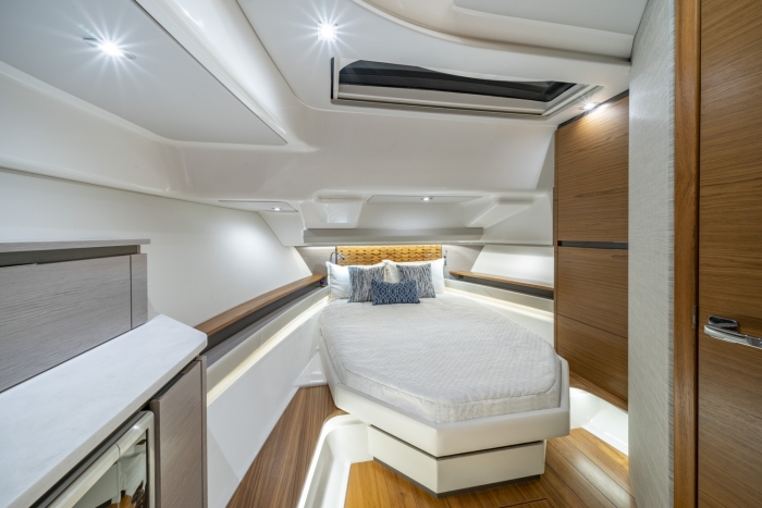 Tiara yachts 48 LS | Owner`s stateroom