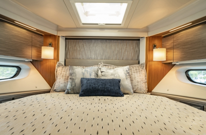 Tiara Yachts 49 Coupe | Forward Guest Stateroom