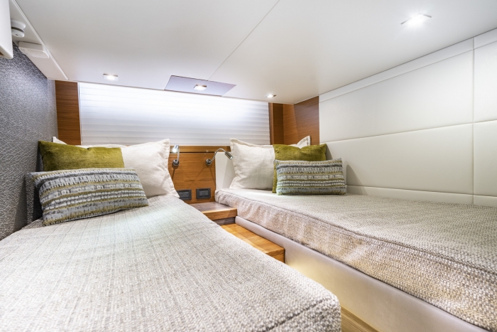 Tiara Yachts 44 Coupe | Guest Stateroom