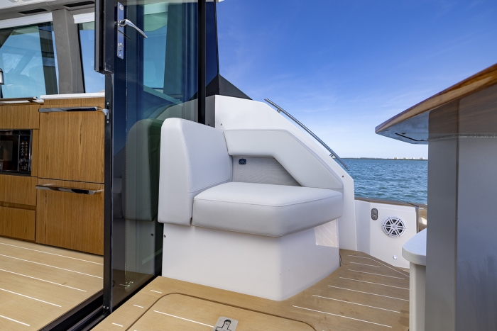 Tiara Yachts EX 54 | Starboard Mid Cockpit Seat