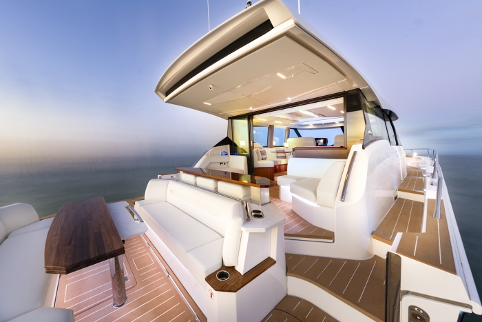 Tiara Yachts EX 60 | Aft Cockpit and Alfresco Lounge