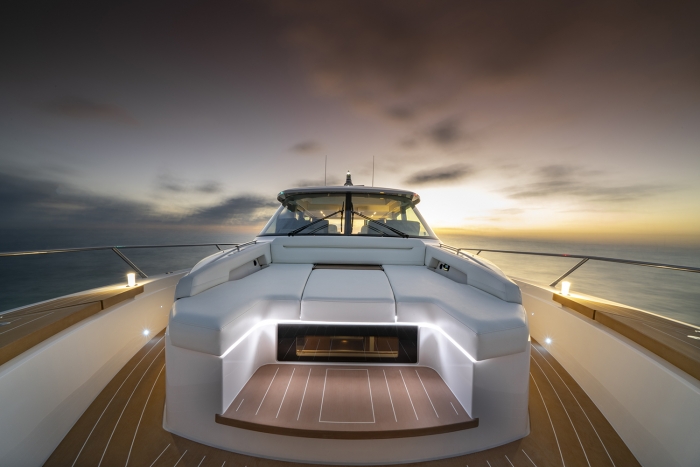 Tiara Yachts EX 60 | Forward chaise lounge