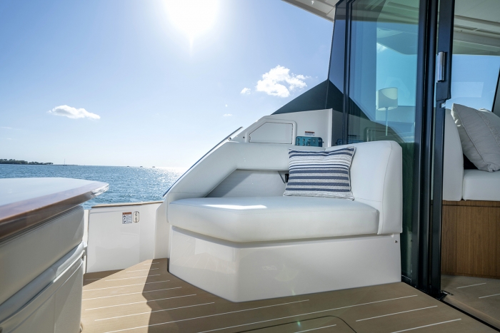 Tiara Yachts EX 60 | alfresco cockpit port lounge