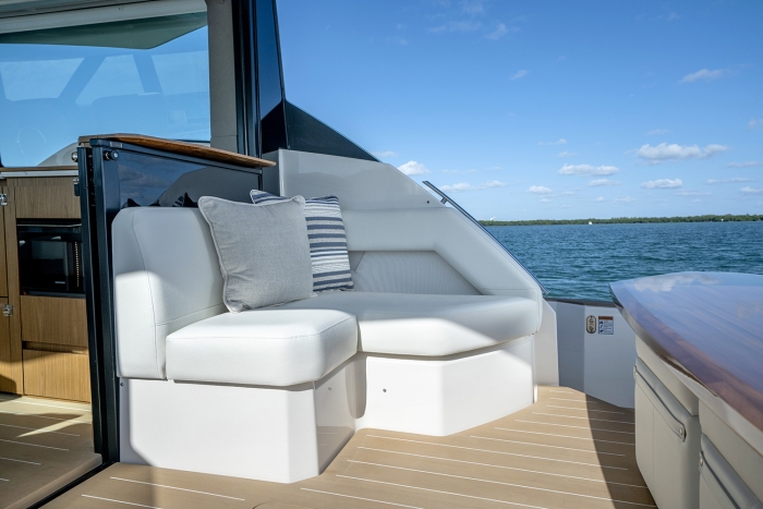 Tiara Yachts EX 60 | alfresco cockpit starboard lounge