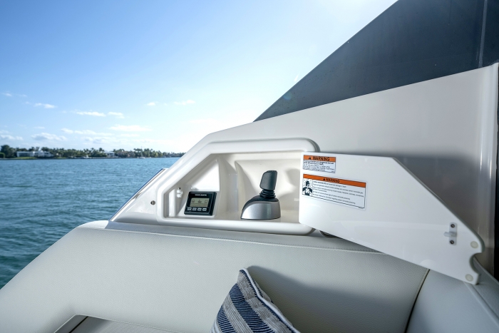 Tiara Yachts EX 60 | Cockpit Joystick