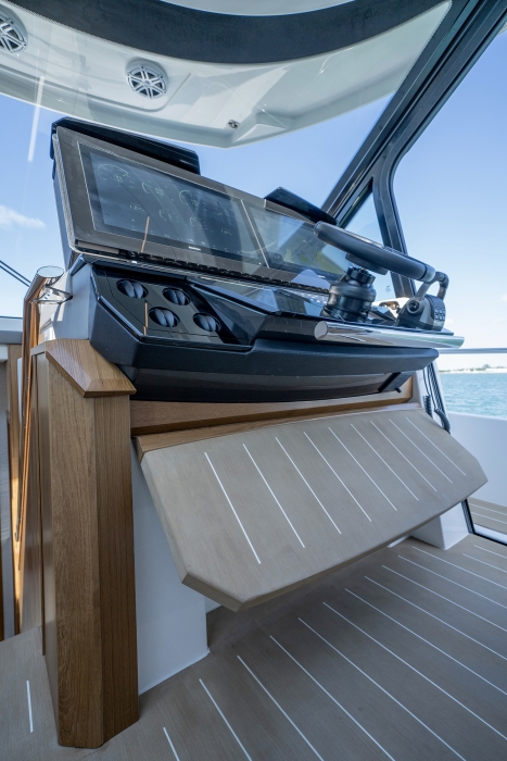 Tiara Yachts EX 60 | Powered footrest