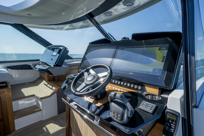 Tiara Yachts EX 60 Helm Station