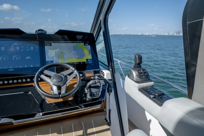Tiara Yachts EX 60 | Helm Joystick