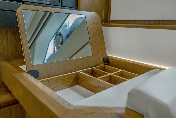 Tiara Yachts EX 60 | Starboard side table