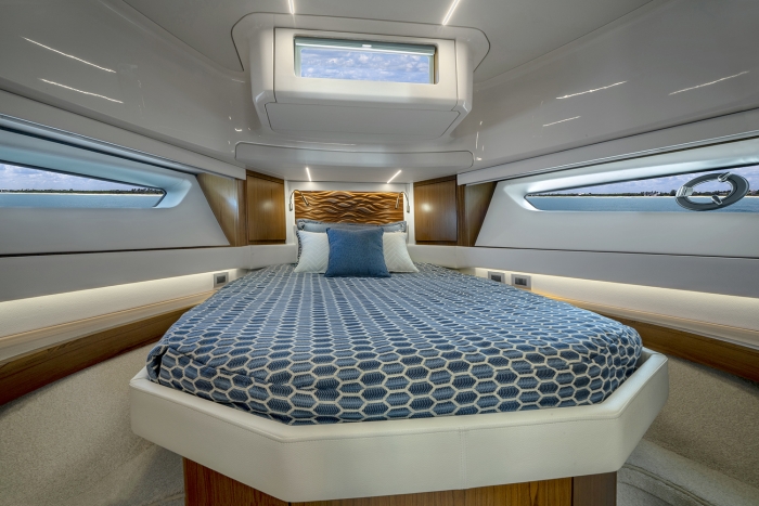 Tiara Yachts EX 60 | Forward Guest Stateroom