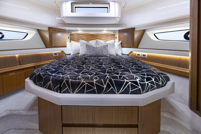 Tiara Yachts EX 54 | Forward Guest Stateroom